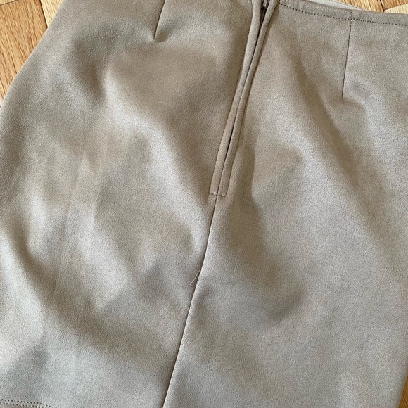 Windsor faux suede taupe brown skirt, NWOT, never worn size XS - Picture 4 of 4